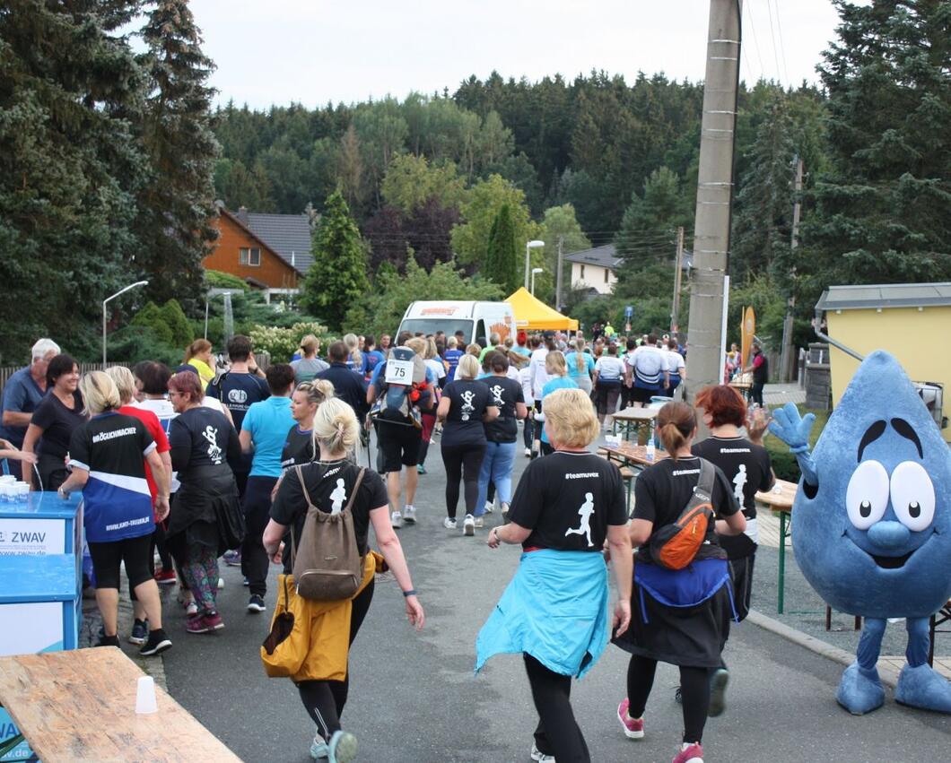 Firmenlauf Team und Wasserstelle