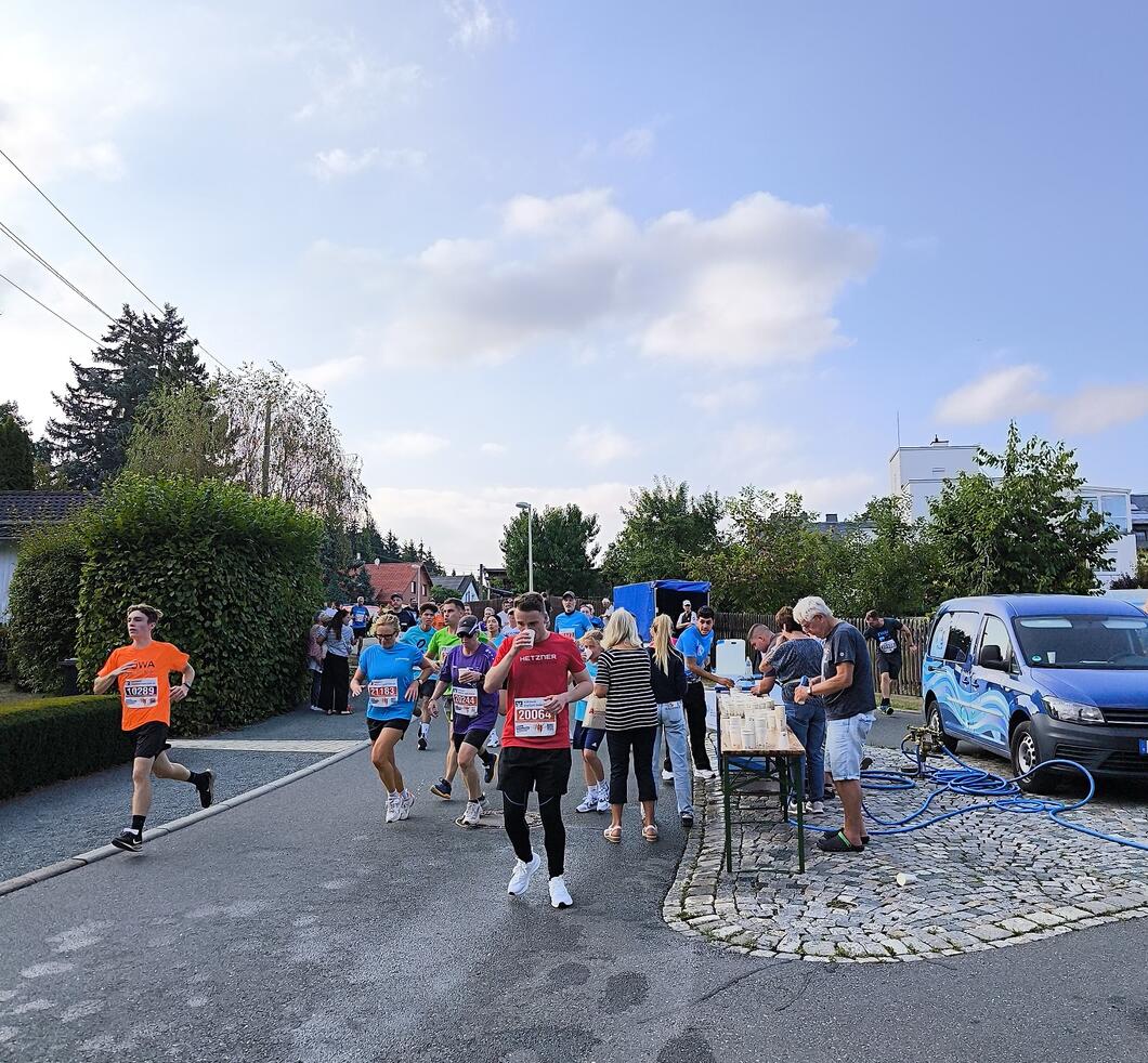 Firmenlauf Rückblick 2026 Wasserstelle Jößnitz während des Laufes