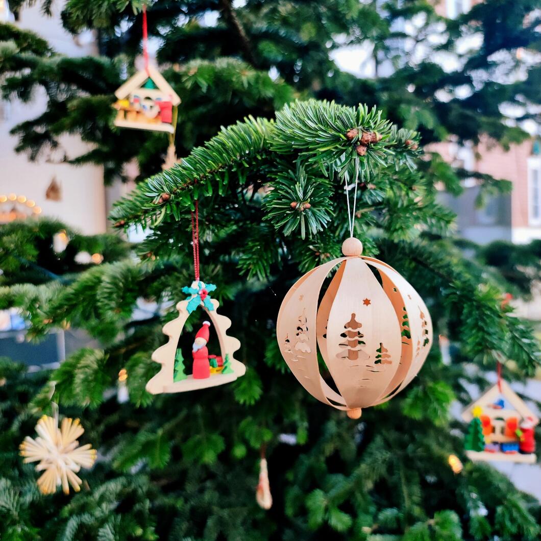 Weihnachtsbaum mit Dekoration