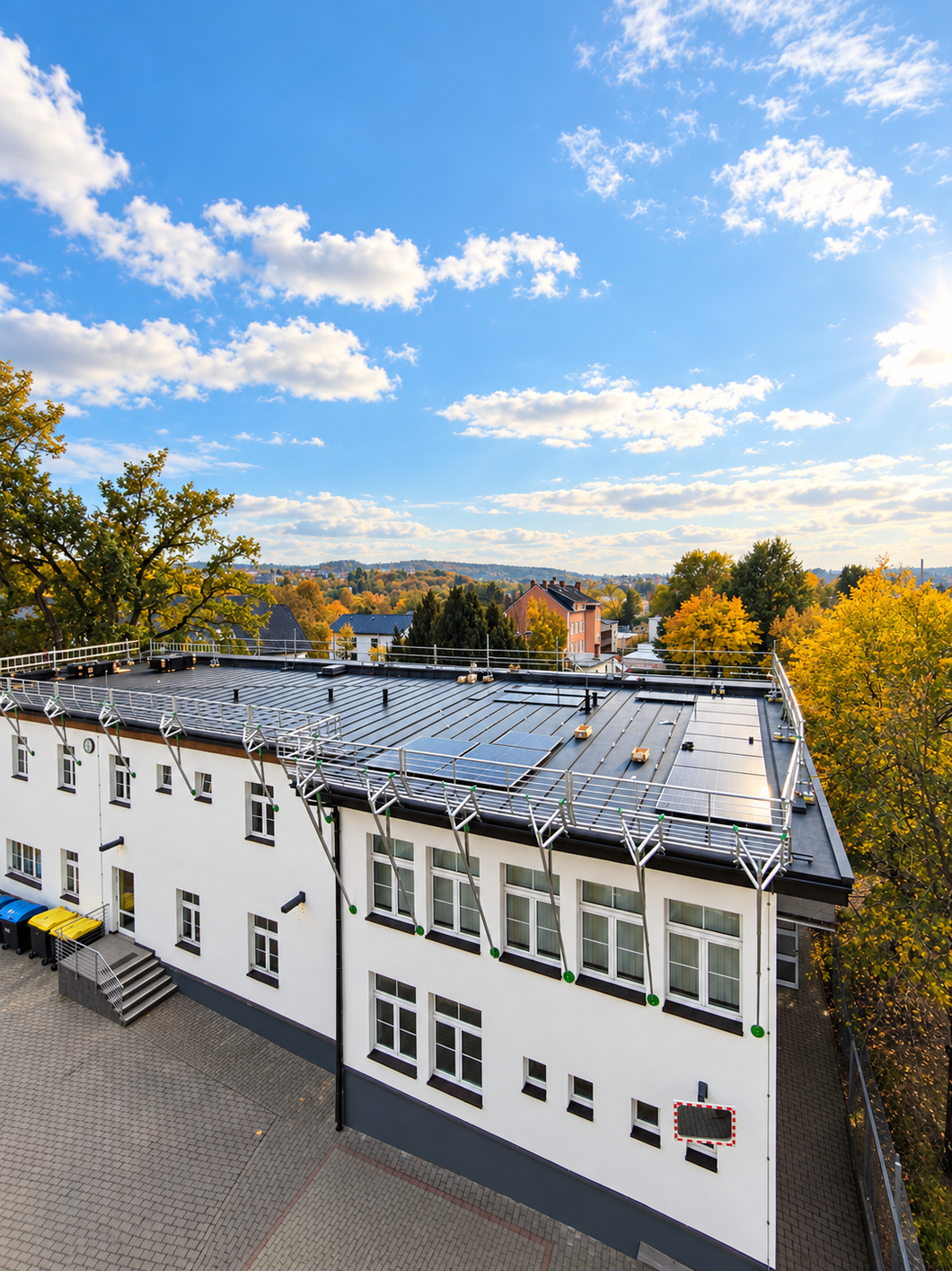 54,28 kWp für mehr Eigenversorgung Ansicht Haus 4 bei Installation der PV Anlage auf dem Dach