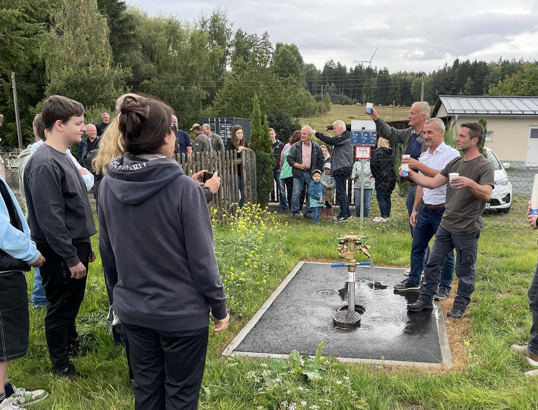 Ausschank der erstewn Trinkwassers beim Wasserfest in Gettengrün