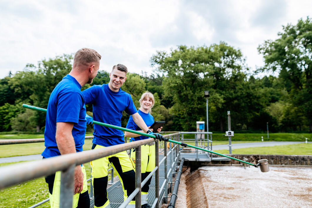 Kollegen bei der Probenahme am Belebungsbecken