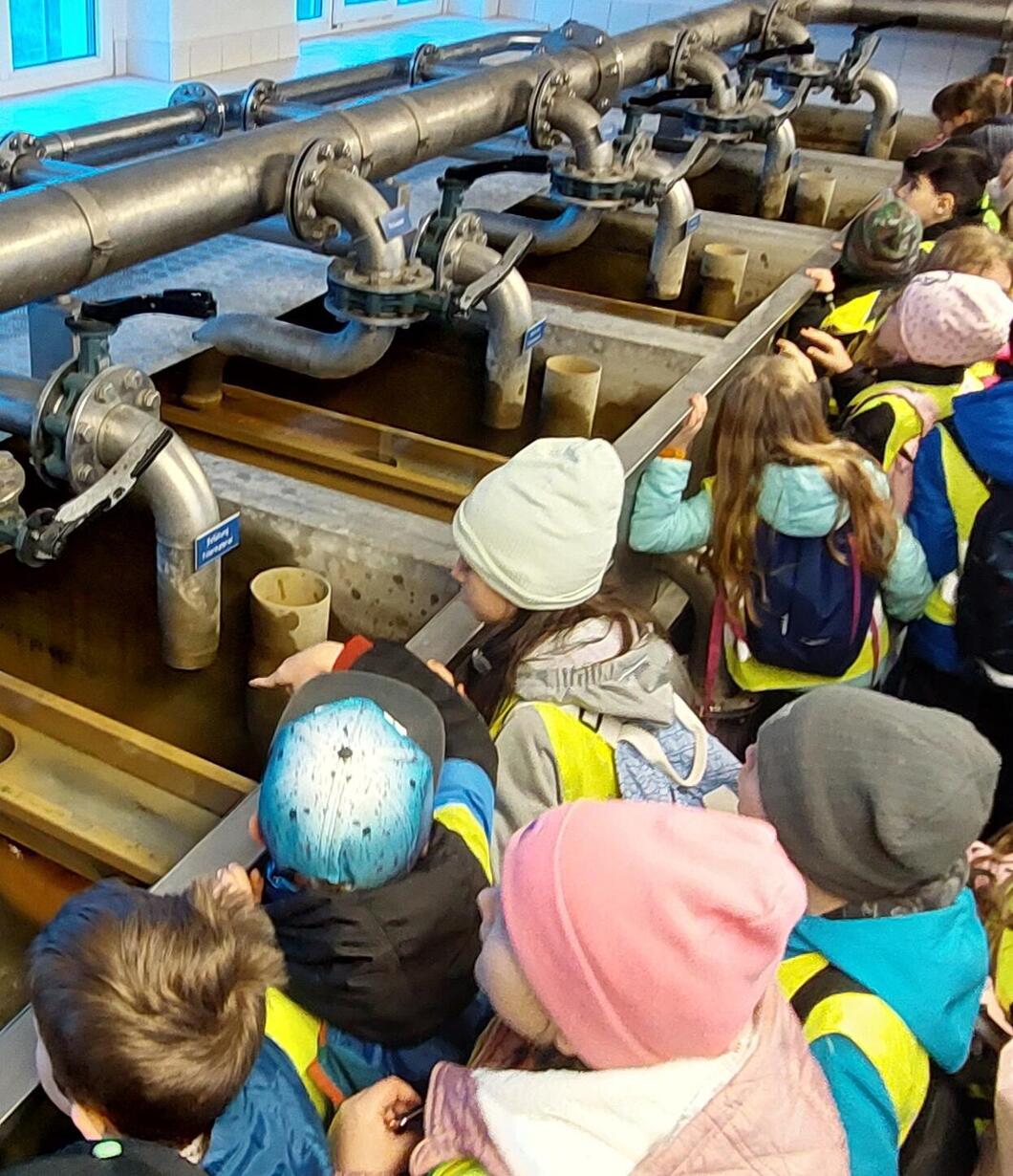 Schulkinder bei einem Trinkwasser Projekt